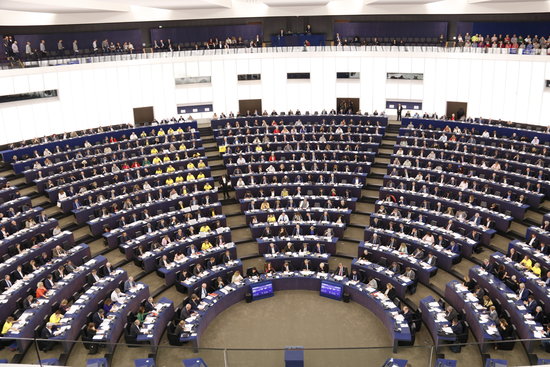 MEPs in the chamber in Strasbourg wearing yellow t-shirts demanding release of Catalan pro-independence leaders in jail on October 3 2018 (by Guifré Jordan)